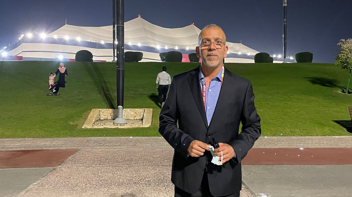 Hafid Derradji choque sur la CAN : l’Algérie et le Maroc visés Hafid Derradji en costume lors d'un événement sportif nocturne.