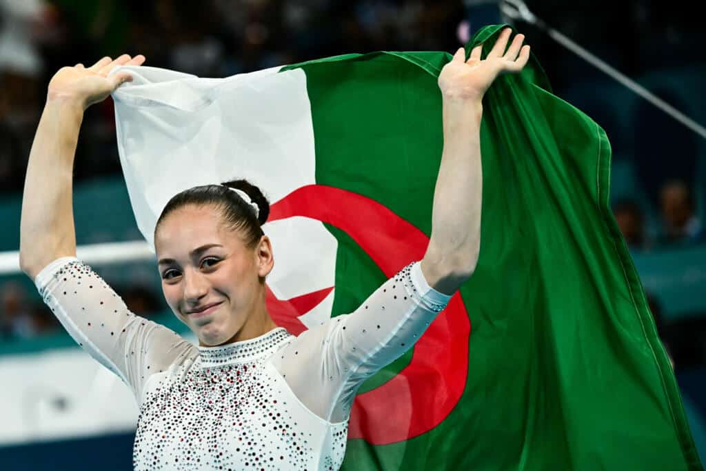 Kaylia Nemour enflamme la France avec son talent exceptionnel Jeune athlète algérienne en compétition avec drapeau national.