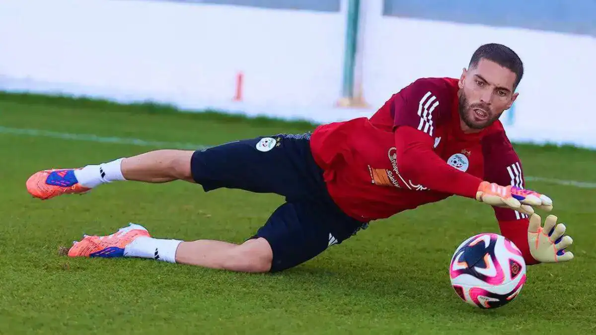Luca Zidane plonge pour arrêter un ballon lors d'un entraînement.