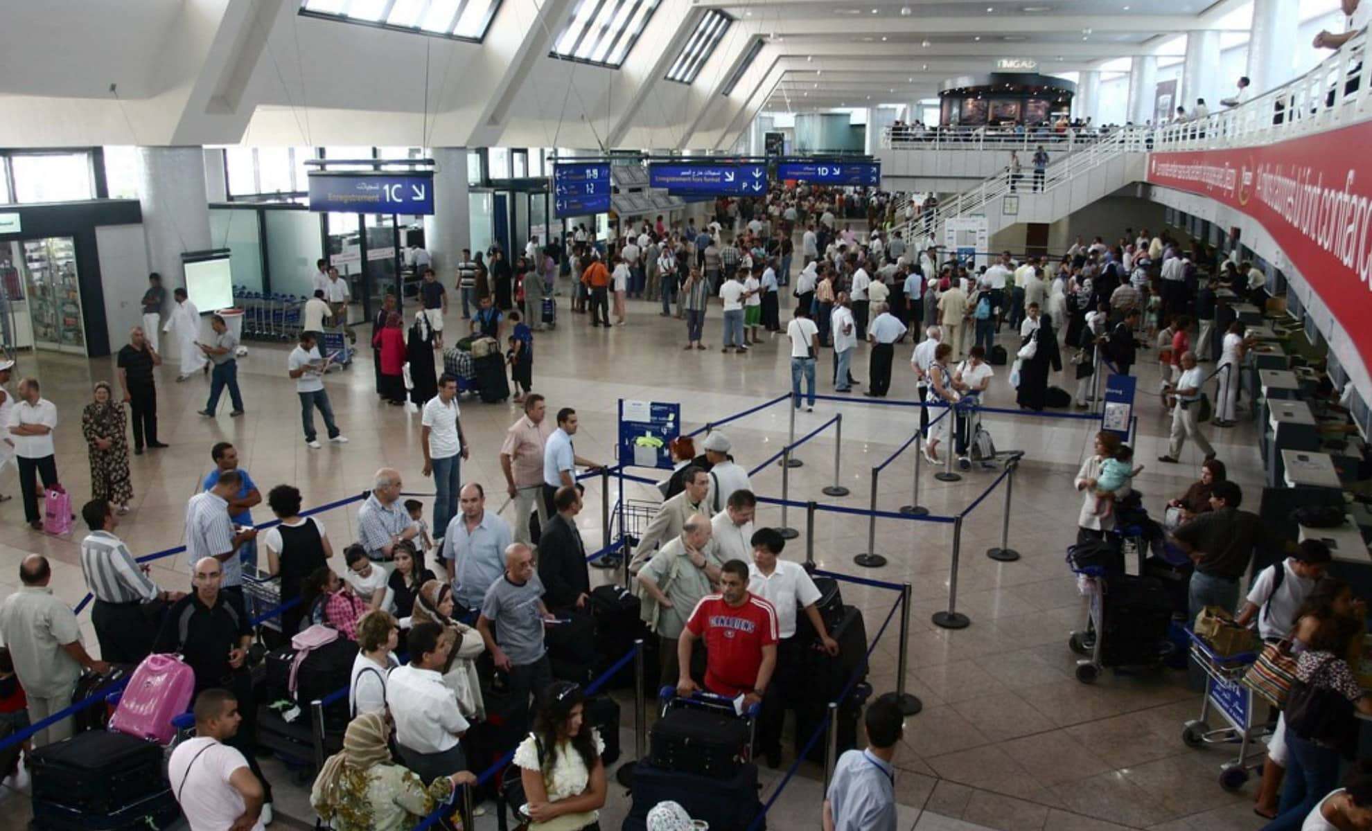 Classement 2025 : l’aéroport d’Alger parmi les 10 plus fréquentés ? Foule nombreuse à l'aéroport d'Alger, voyageurs en attente.