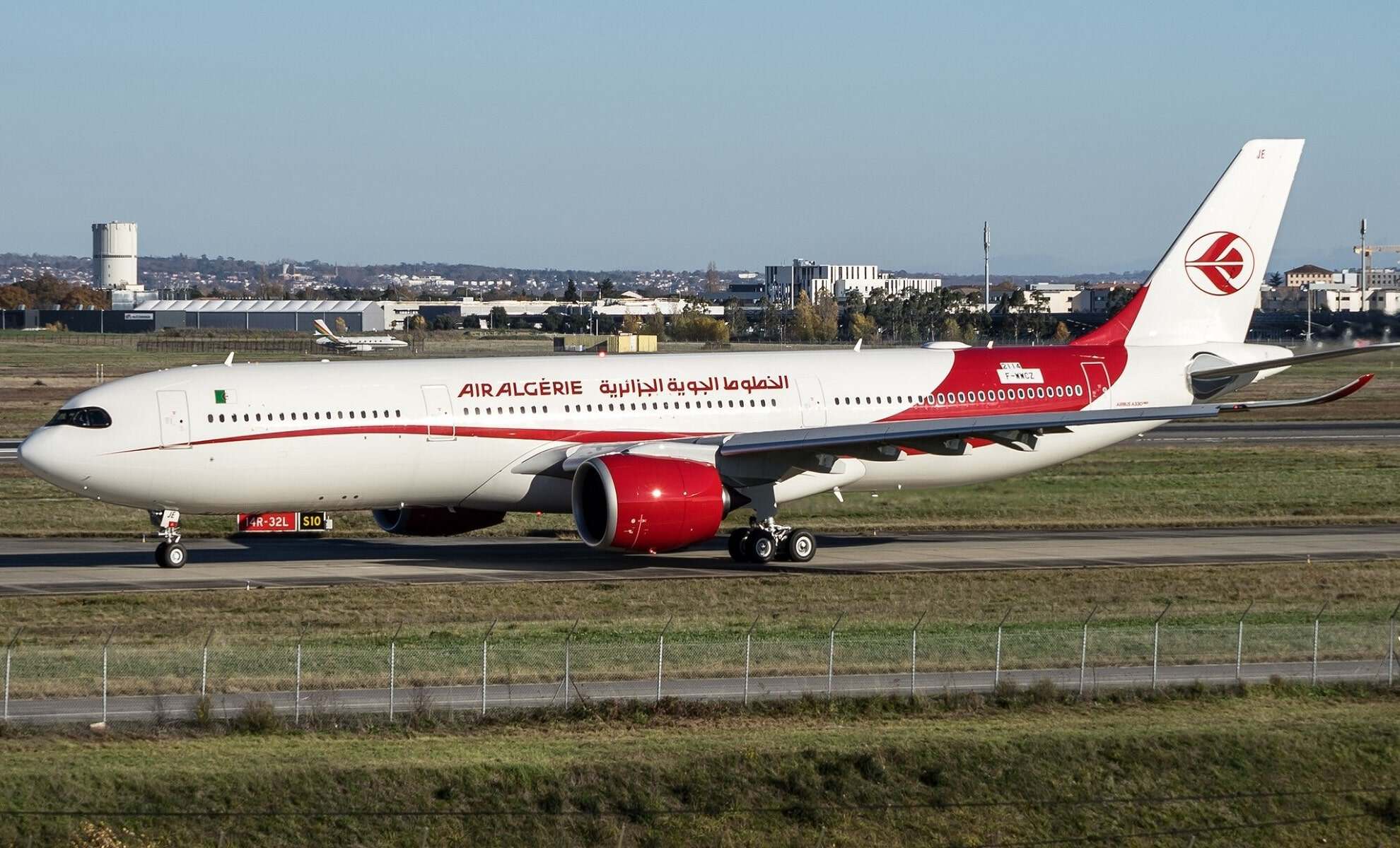 Avion Air Algérie sur la piste, prêt à décoller.