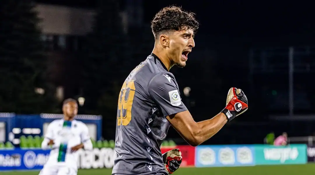 Retour surprise du gardien de l’Algérie au pays ? Gardien de but algérien célébrant lors d'un match.