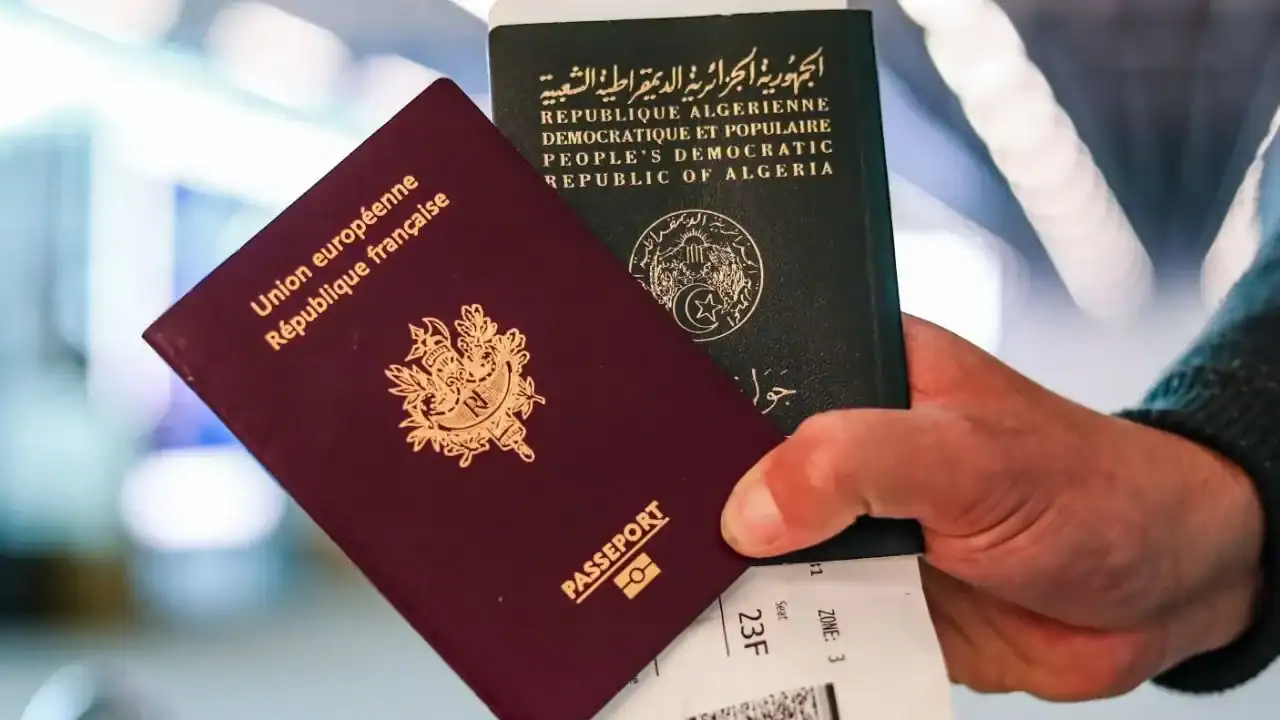 Passeport algérien : l’appel d’un député aux binationaux Deux passeports, algérien et français, dans une main.