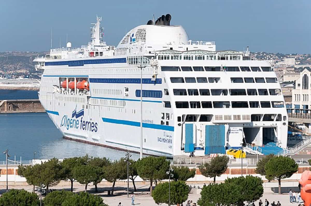 Découvrez les talents recherchés par Algérie Ferries Ferry Algerie-Ferries à Alicante, port avec vue sur la mer et la ville.