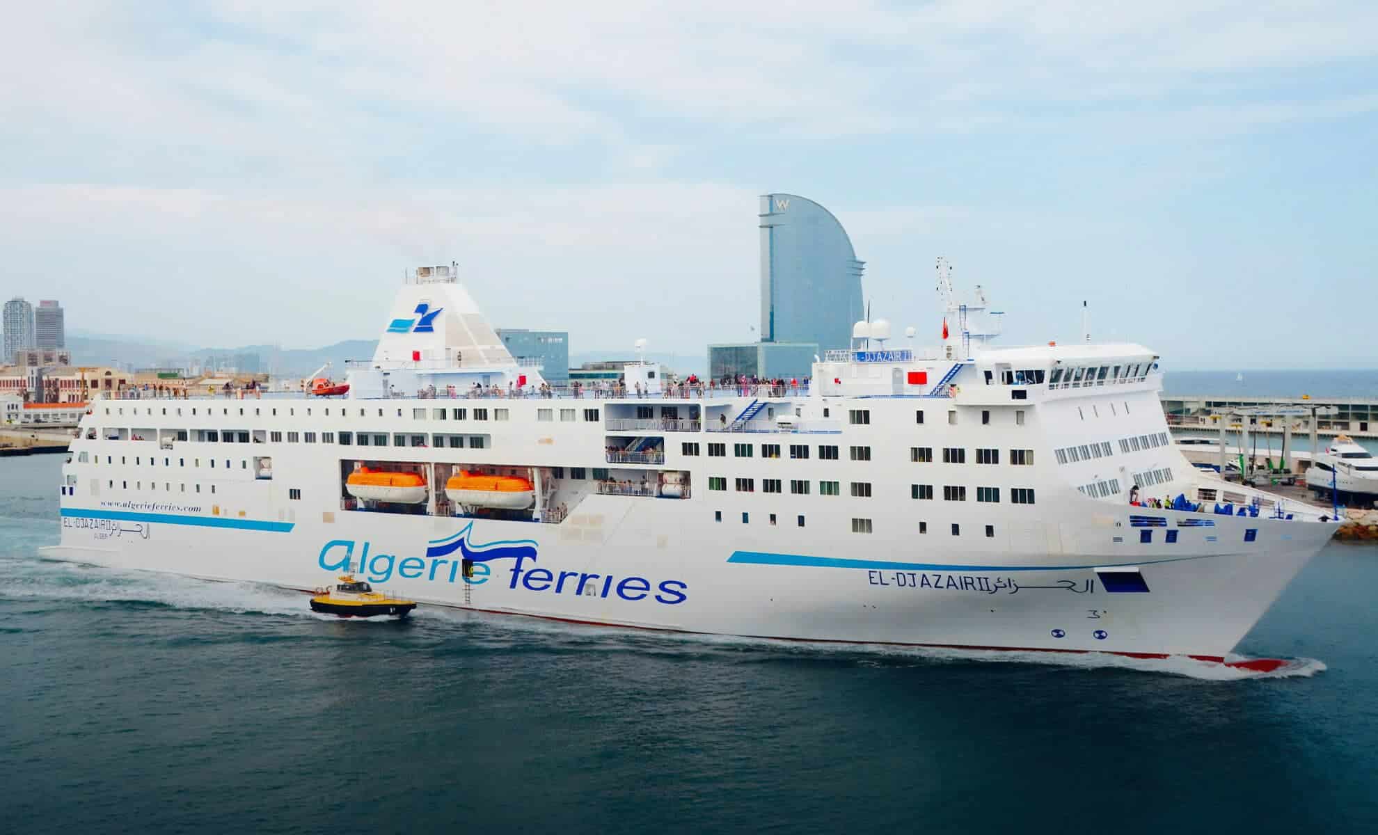 Ferry Algérie Ferries en route entre Oran et Marseille.