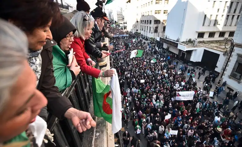 Foule massive lors d'une manifestation en Algérie contre la migration.