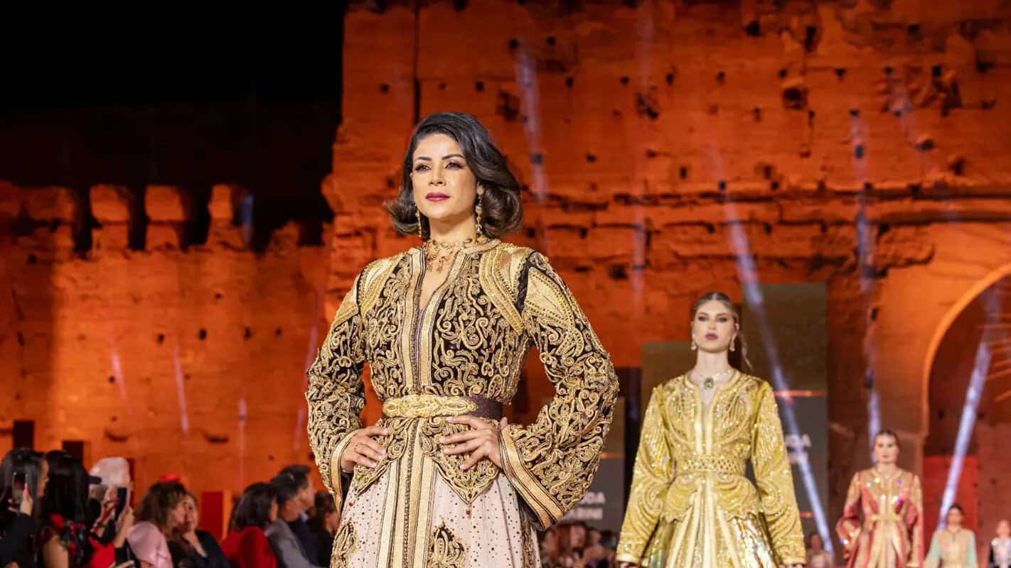 Alger met à l’honneur le caftan, trésor de l’humanité Modèles de caftans marocains et algériens portés par des femmes élégantes.
