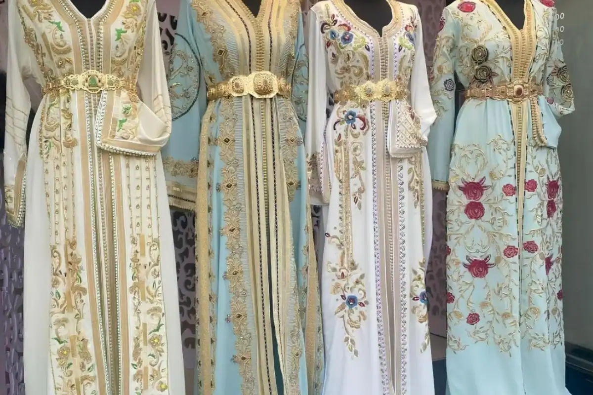 Origine du caftan : l’Algérie gagne une bataille clé Caftans traditionnels algériens avec broderies et motifs floraux.