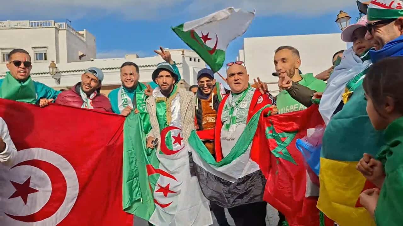 Algérie CAN 2025 : pourquoi les fans sont surveillés en France Supporters algériens avec drapeaux lors d'un rassemblement.