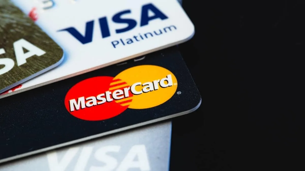 Cartes Visa moins chères : ce qui change pour vos achats en ligne Mastercard arrive en Algérie : ce que cela change pour vous