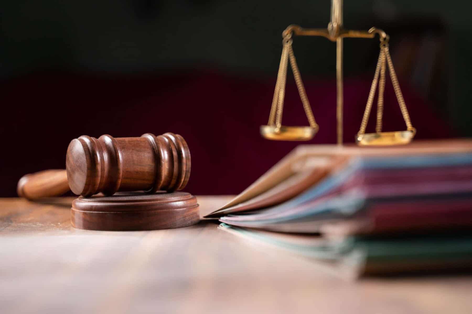 Balance de justice, marteau de juge et documents légaux.