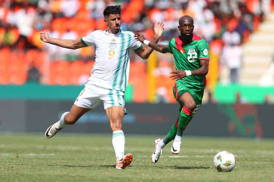 Algérie – Burkina Faso CAN 2025 : heure et chaîne à suivre Joueur algérien et burkinabé en duel lors d'un match de football.
