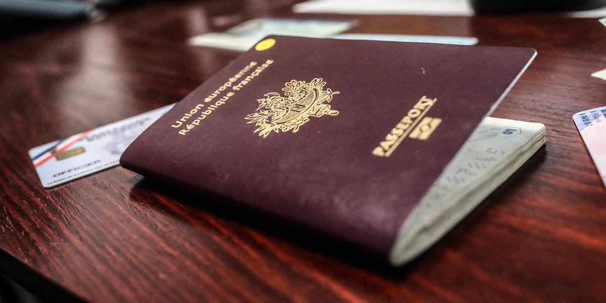 Passeports falsifiés : le juteux trafic ciblant les harraga