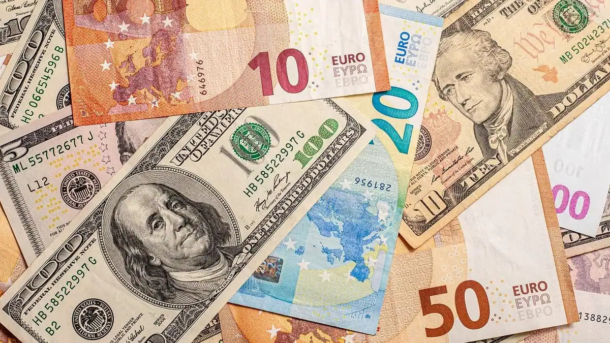 L’euro en hausse face au dinar algérien au marché noir Billets en euros et dollars sur fond blanc.