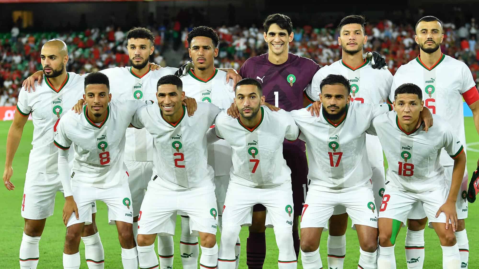 CAN 2025 : les affiches immanquables du 26 décembre Groupe de joueurs de football marocains en tenue blanche.