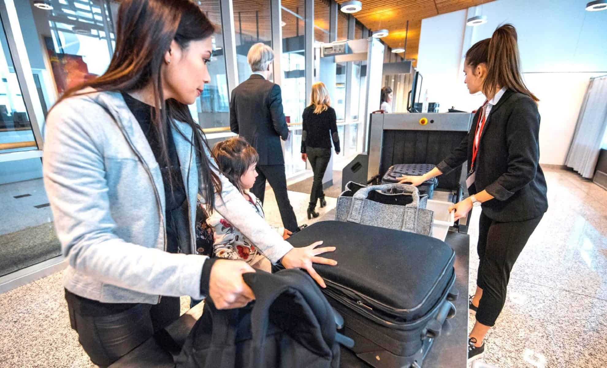 Femmes algériennes avec bagages à l'aéroport, prêtes à voyager.
