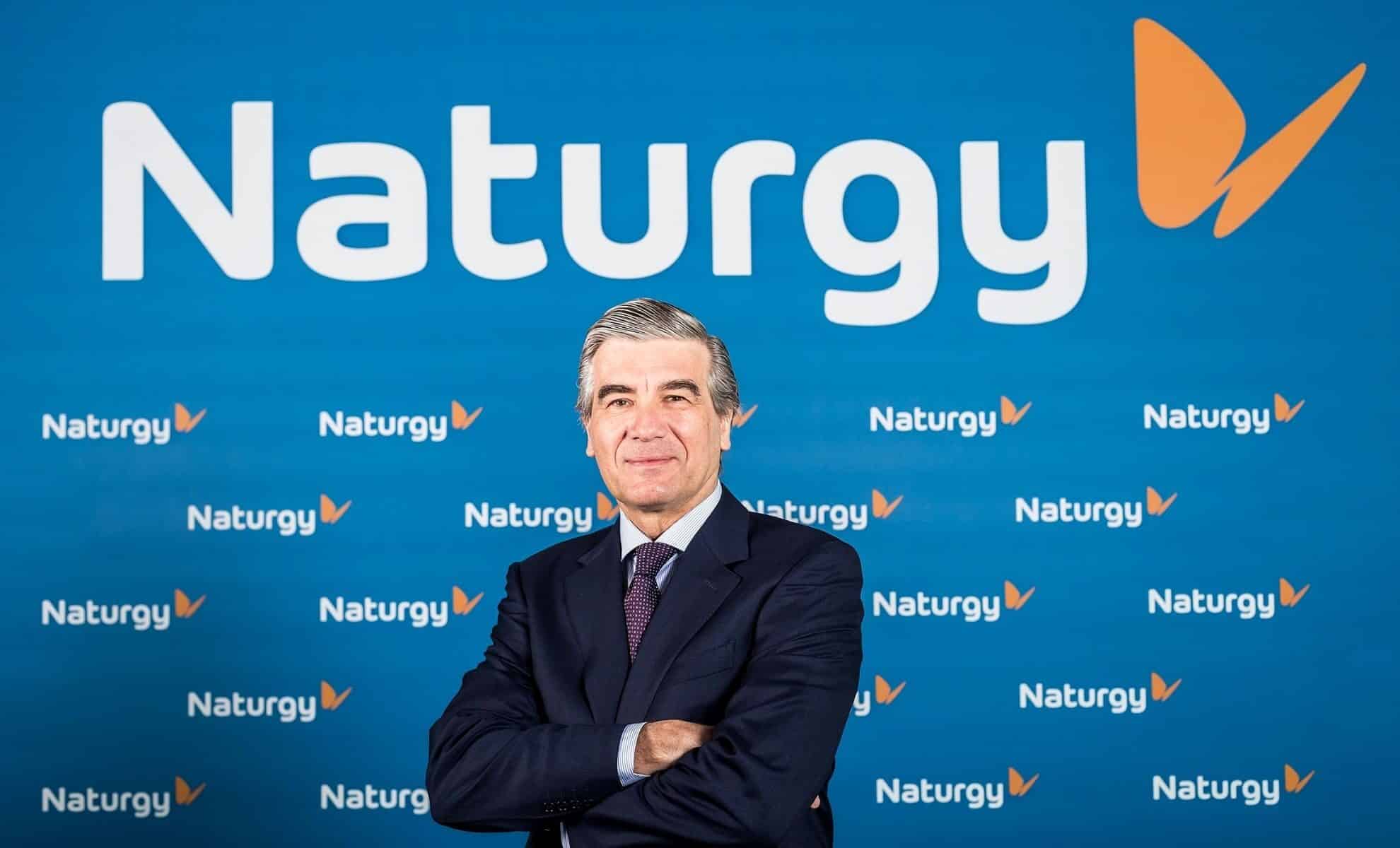Homme d'affaires devant le logo Naturgy en Espagne.