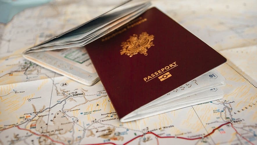 Fraude aux indemnités de voyage : jusqu’à 7 ans de prison Passeport sur une carte avec un itine9raire, symbolisant la planification de voyage.