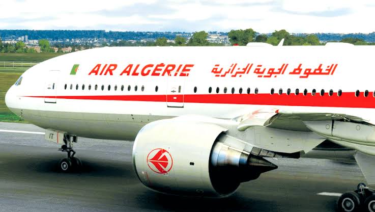 Avion Air Algérie sur la piste avec logo et inscription en arabe et français.