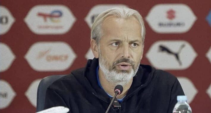 Desabre, entraîneur de football, lors d'une conférence de presse.