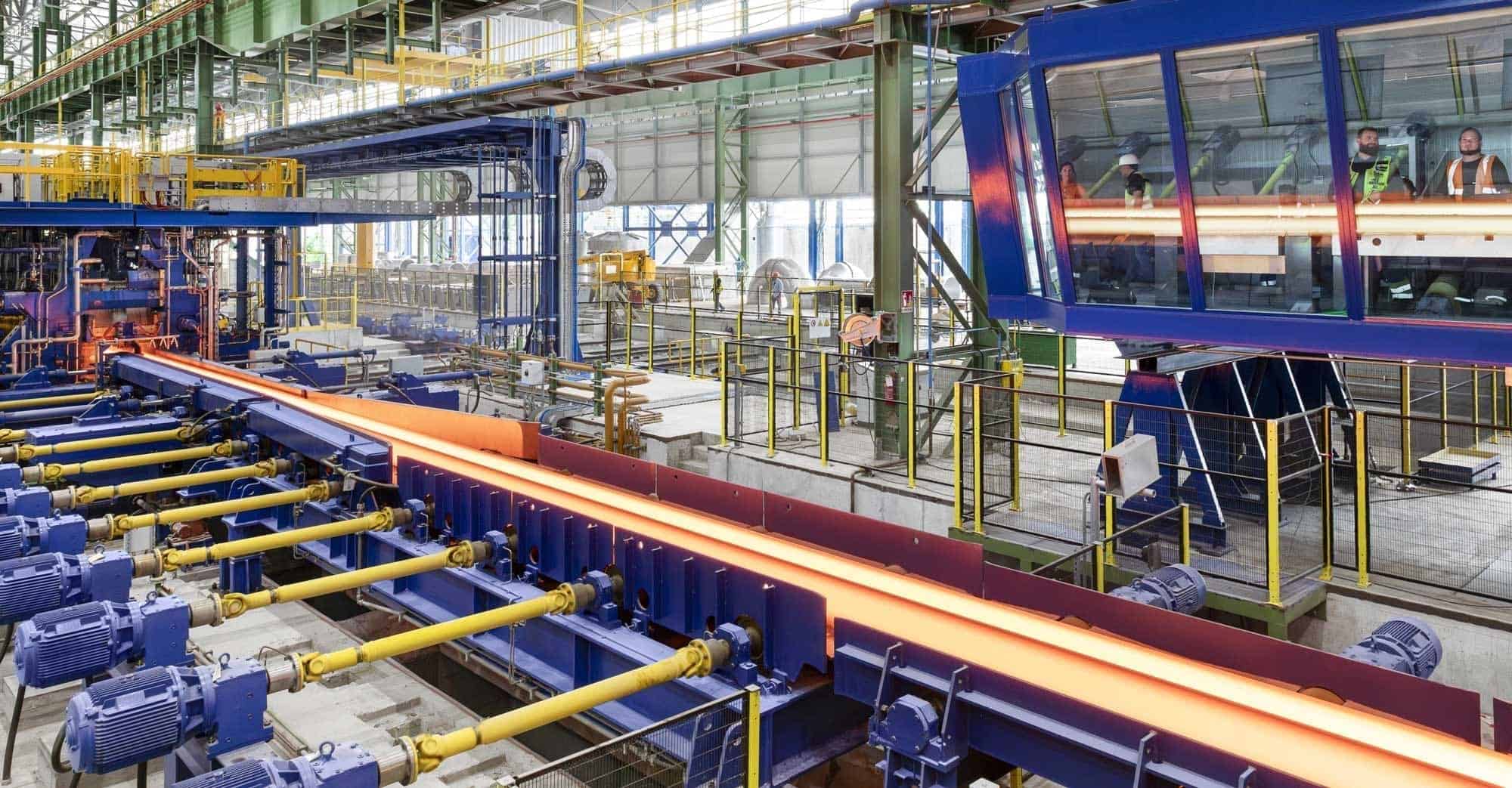 Algérie : ce géant italien qui va tout changer dès 2027 Usine moderne de fabrication d'acier en Algérie avec équipements industriels.