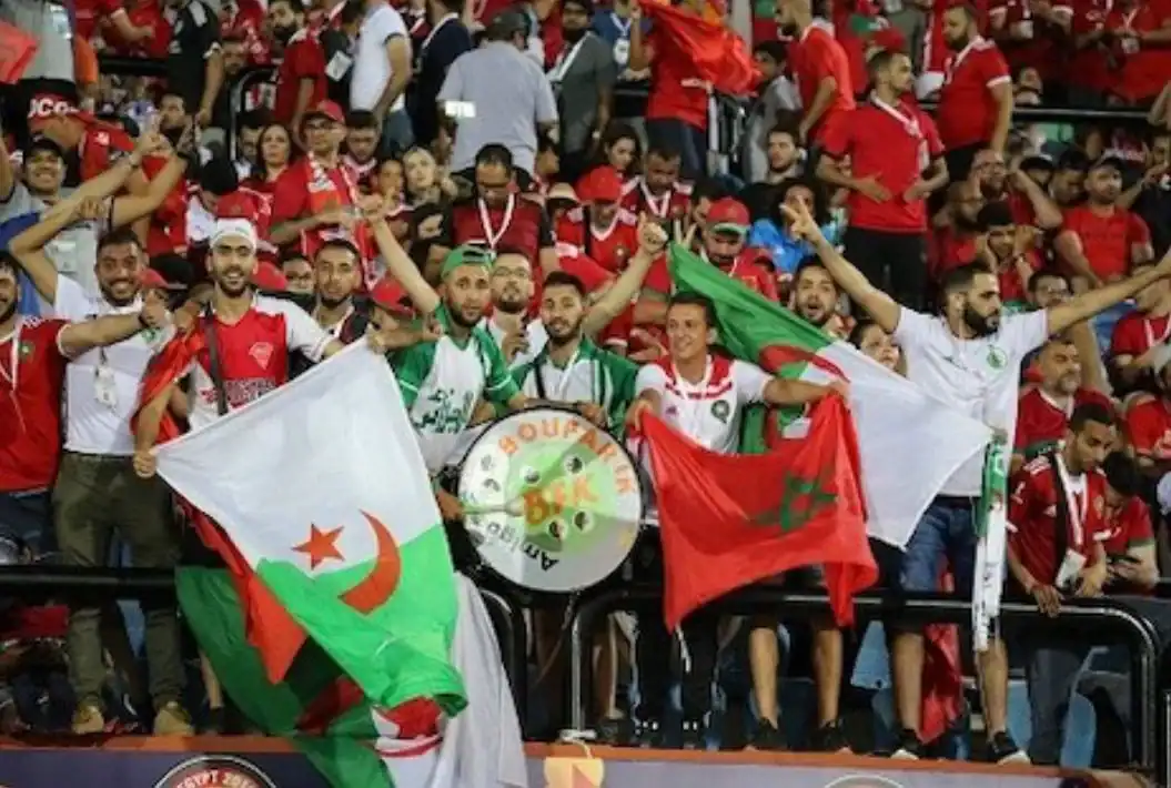 CAN 2025: la grande annonce venue du Maroc Supporters algériens avec drapeaux lors d'un match de football.