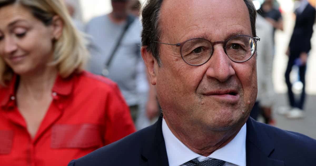 François Hollande avec deux Algériens lors d'un événement public.