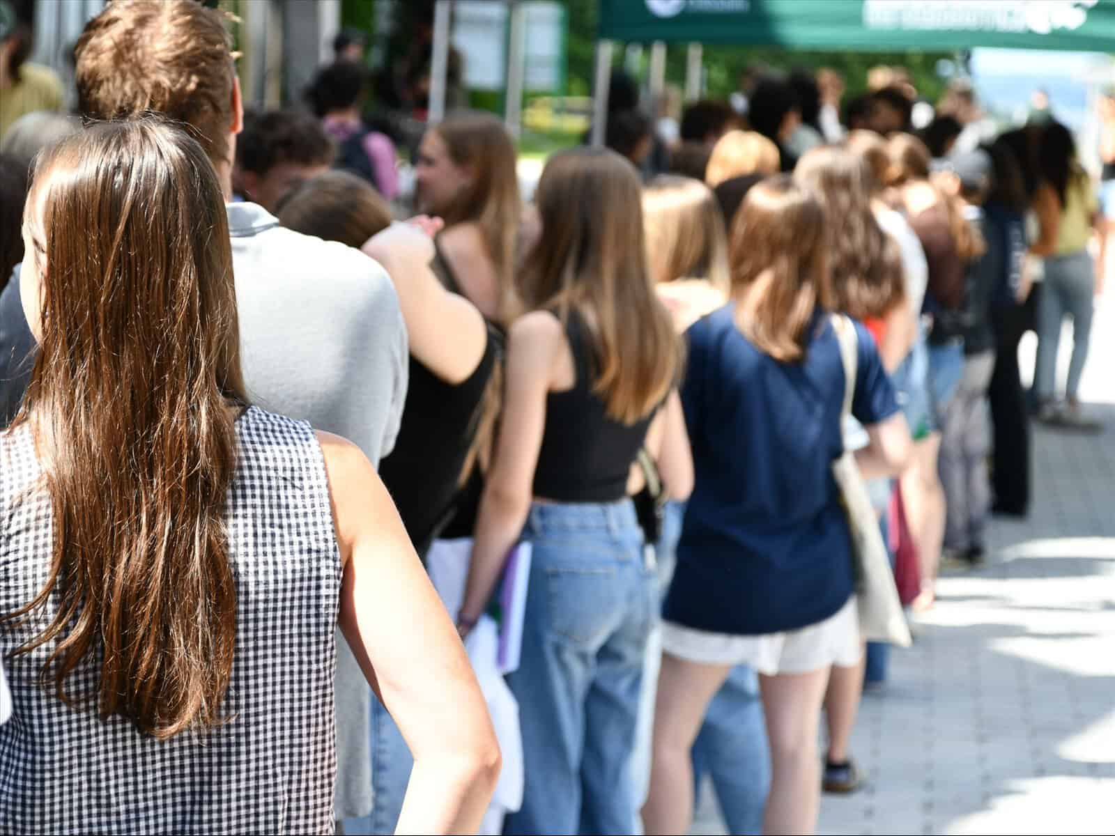 Étudiants étrangers Québec : nouveau seuil en 2026 à connaître File d'étudiants étrangers en attente au Québec en 2026.