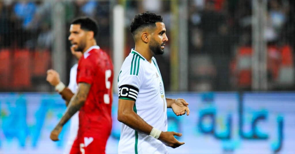 Mahrez réagit aux critiques contre l’EN au Maroc Mahrez en action lors d'un match de football au Maroc.