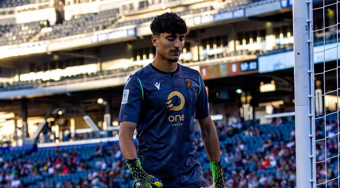 Retour surprise du gardien de l’Algérie au pays ? Gardien de football algérien lors d'un match important.