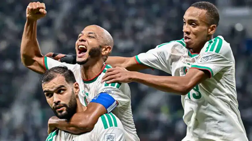 Algérie détrônée : coup de tonnerre à la Coupe arabe 2025 Joueurs algériens célébrant une victoire lors d'un match.