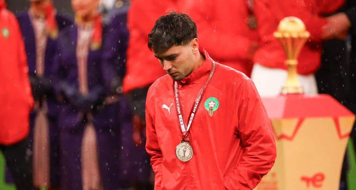 Décision choc du Real Madrid sur Brahim Díaz Brahim Díaz en tenue rouge avec médaille lors d'une cérémonie sportive.
