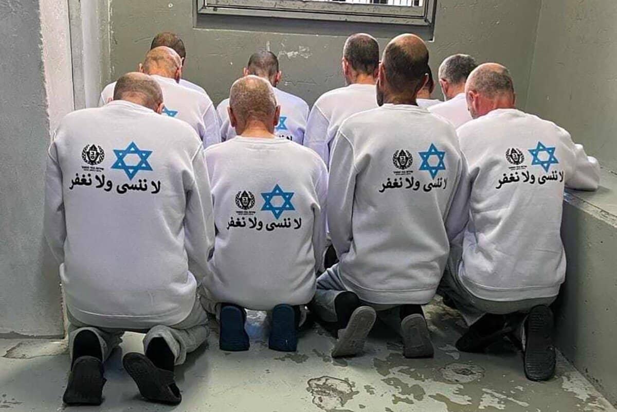Ben-Gvir : cette vidéo choc qui accable Israël face à Gaza Prisonniers palestiniens en prière portant des sweats avec drapeau israélien.