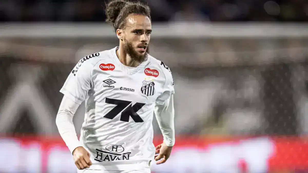 Joueur de football en action portant le maillot de Santos FC.