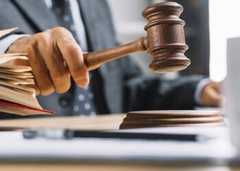 OQTF illégale : la justice donne raison à un ressortissant algérien et condamne l’État français à payer 1 200 €. Une affaire révélatrice du non-respect des décisions judiciaires.