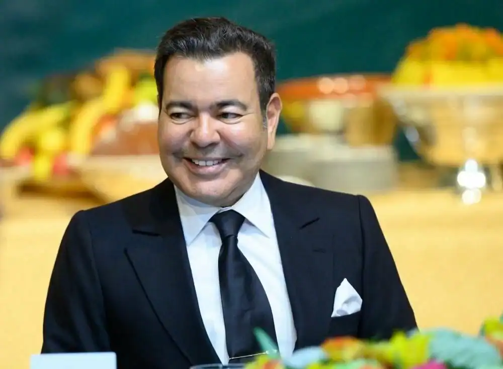 Refus choc au Maroc : la CAN échappe au Sénégal Homme en costume souriant à un événement au Maroc.