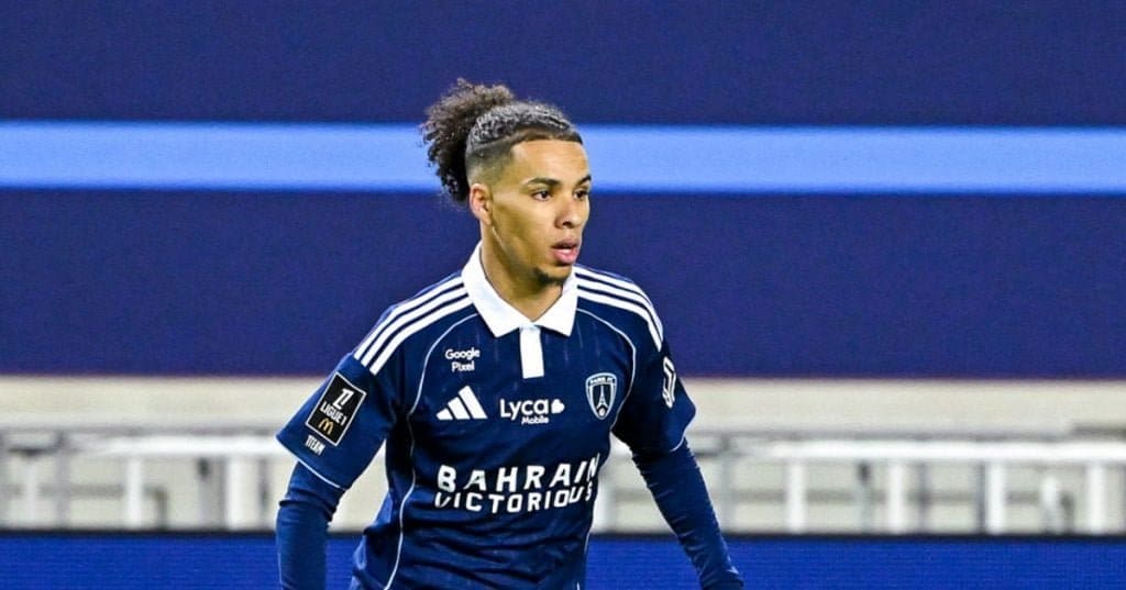 Algérie battue par le Nigeria : la réaction sans détour Joueur de football en pleine action sur le terrain.