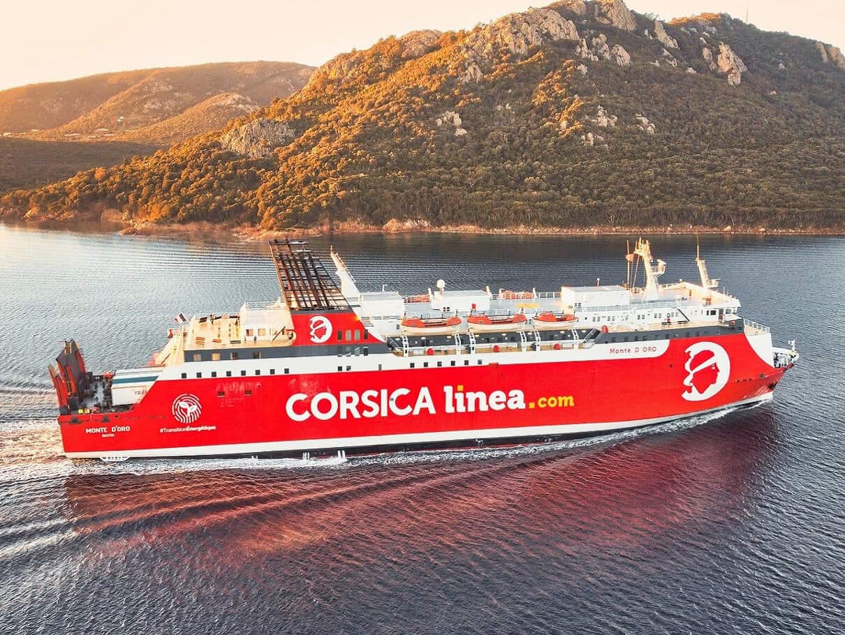 Ferry Corsica Linea naviguant vers l'Algérie au coucher du soleil.