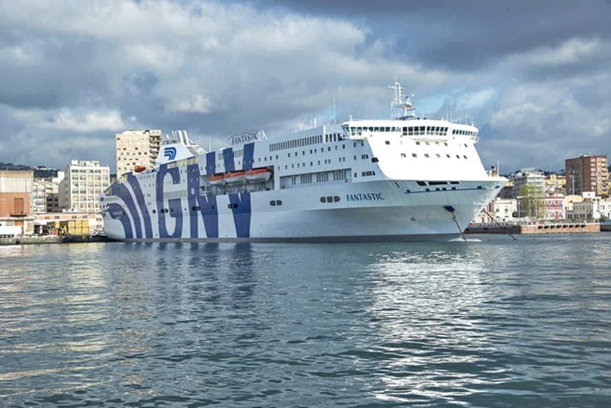 Nouveau navire GNV en Algérie Ferry GNV à quai avec vue sur la ville d'Alger.