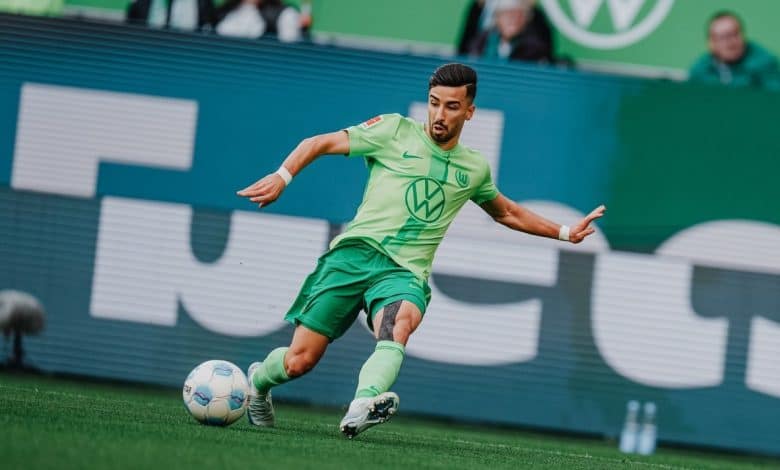 Joueur de football en pleine action lors d'un match.