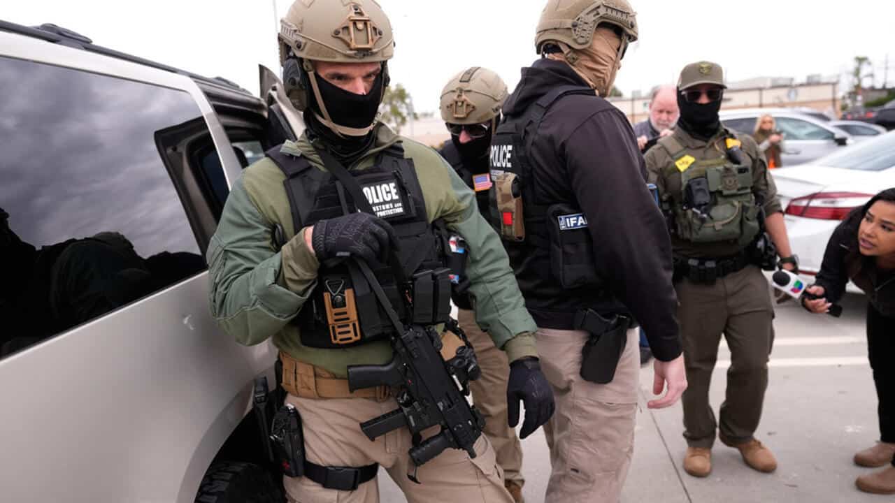 Pourquoi cet Algérien aux USA depuis 1994 risque l’expulsion Policiers armés en intervention lors d'une opération aux USA.