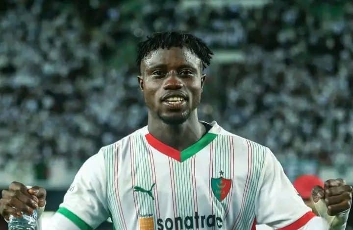 Scandale Bangoura : révélations choc et réponse fracassante Bangoura en maillot de football lors d'un match important.