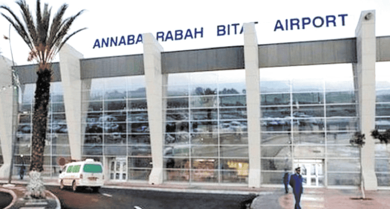 Condamnations choc à l’aéroport d’Annaba : que s’est-il passé ? Vue de l'aéroport d'Annaba avec façade moderne et palmiers.