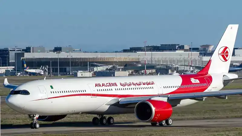 Air Algérie : pourquoi un A330 a été soudainement dérouté Avion Air Algérie A330 sur la piste de l'aéroport.