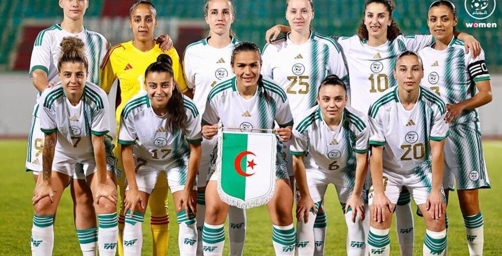 Algérie-Maroc : duel explosif en ouverture de la CAN 2026 Groupe de joueuses algériennes de football avec drapeau national.