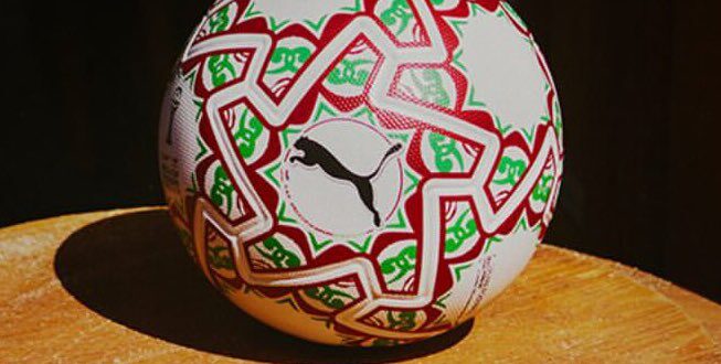 Ballon de football avec design coloré et motifs traditionnels.