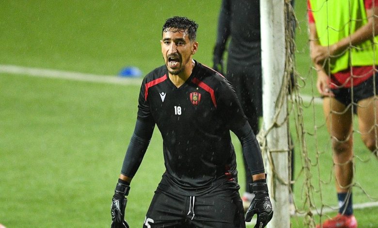 Oussama Benbot sur le terrain, en pleine action, lors d'un match de football.