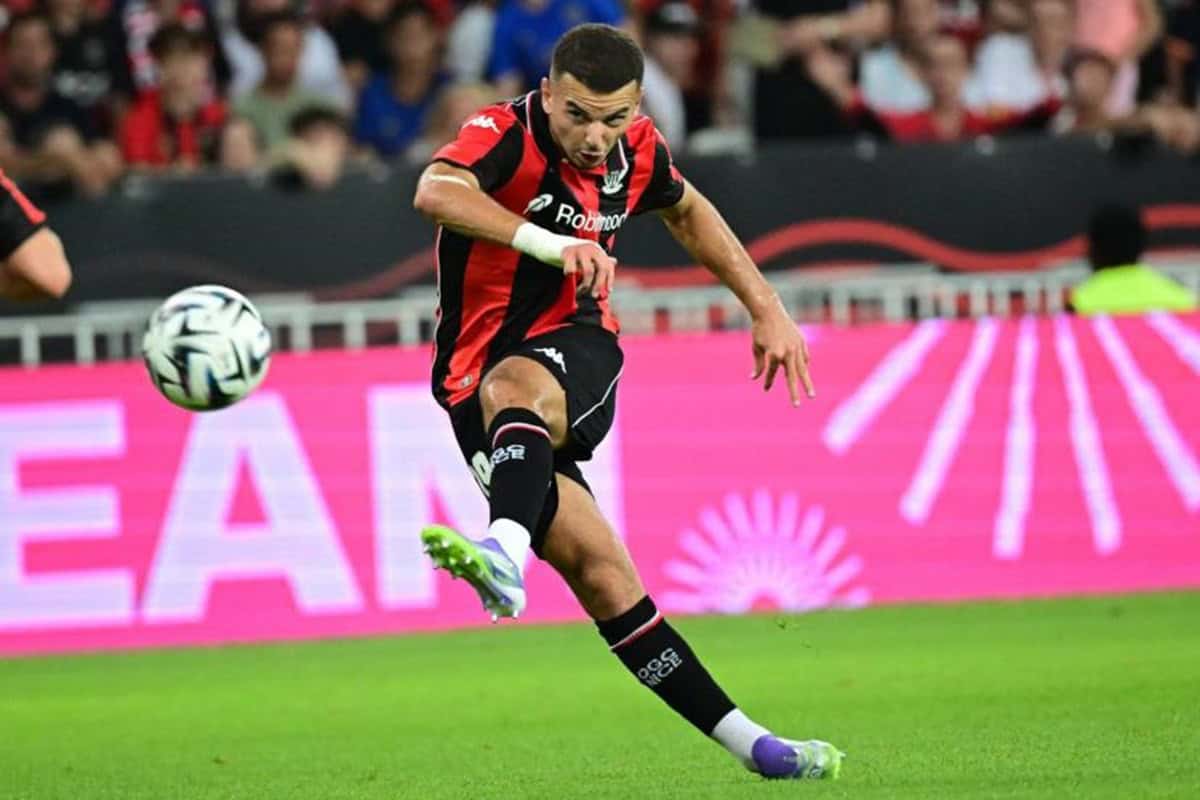 Joueur de football en pleine action sur le terrain.