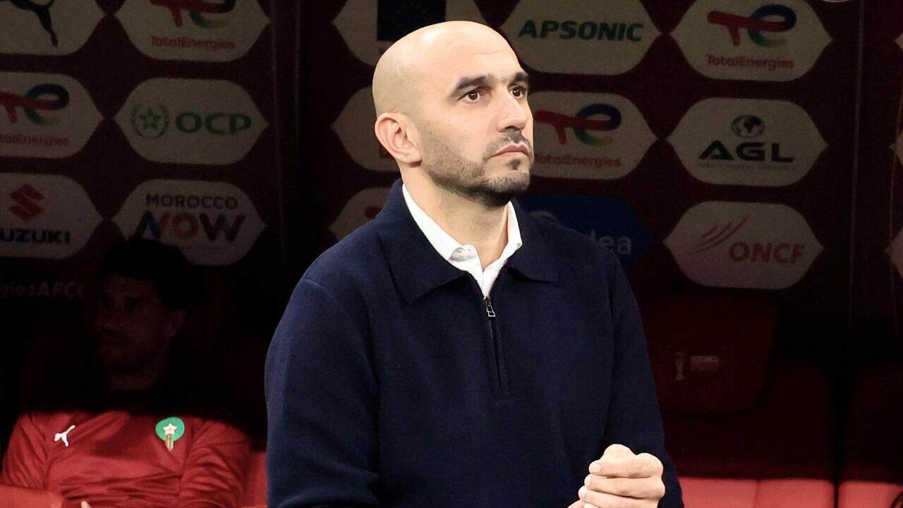Mauvaises nouvelles en vue pour Walid Regragui au Maroc Walid Regragui, entraîneur marocain, lors d'une conférence sportive.