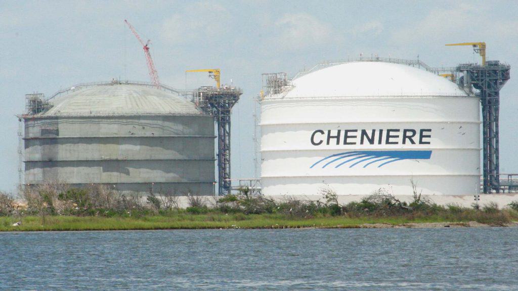 Algérie : nouvelle alliée gaz de l’Europe face aux tensions USA Deux grands réservoirs de gaz naturel à Chenière, Algérie.
